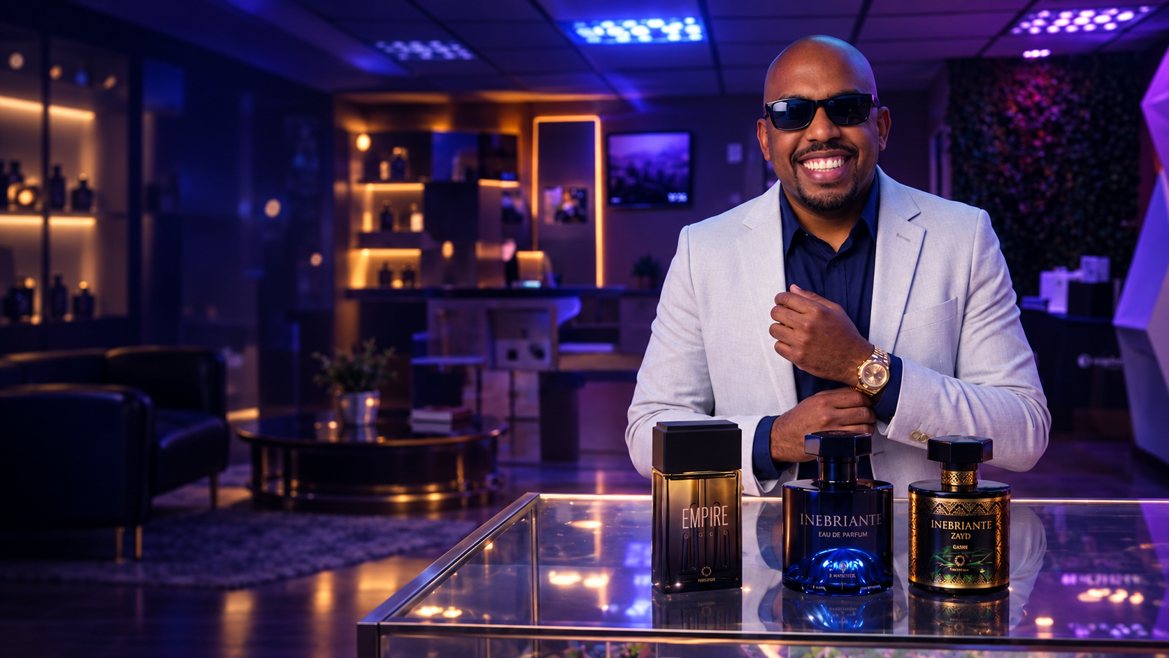Luiz Marcelo sorrindo em uma vitrine de perfumes